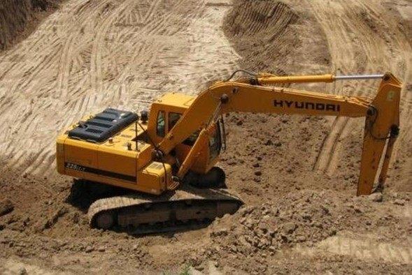 平整土地施工挖斷軍用光纜，挖掘機操作員被判刑8個月